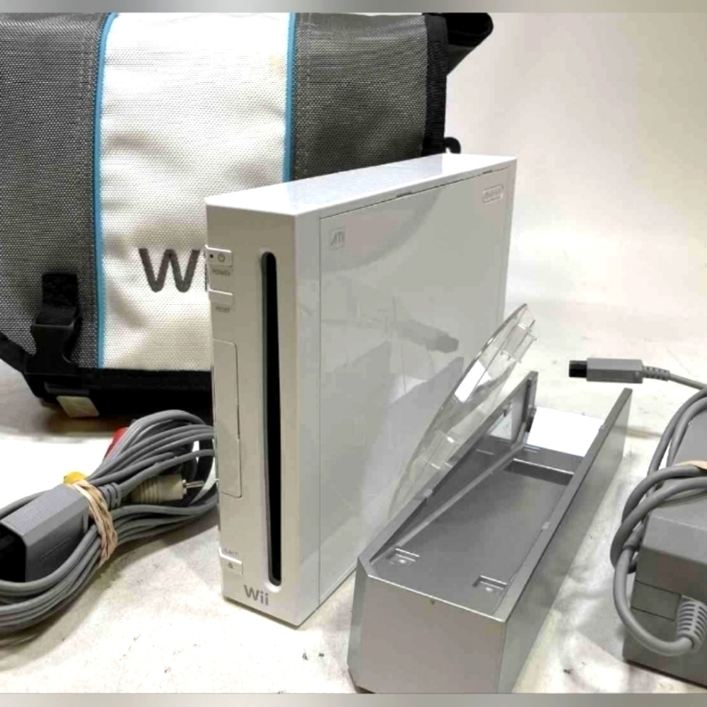 White Nintendo Wii RVL-001 Console W/ A/V & Power & Sensor Bar